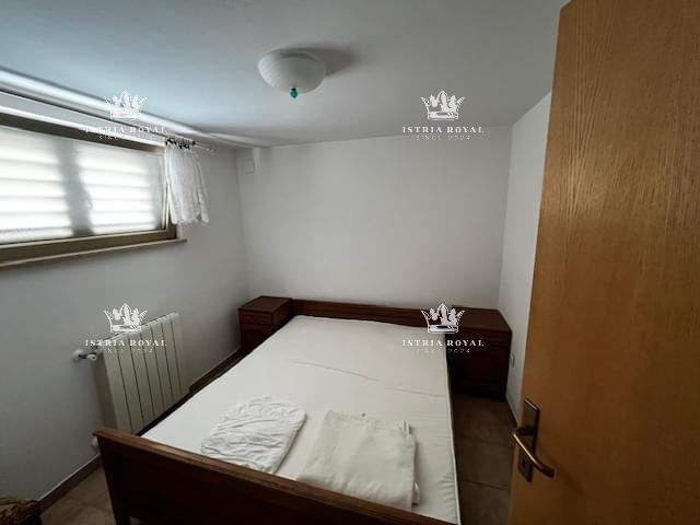 Istra, Medulin, centro, vendita di una casa con quattro appartamenti, investimento turistico, vicinanza al mare.