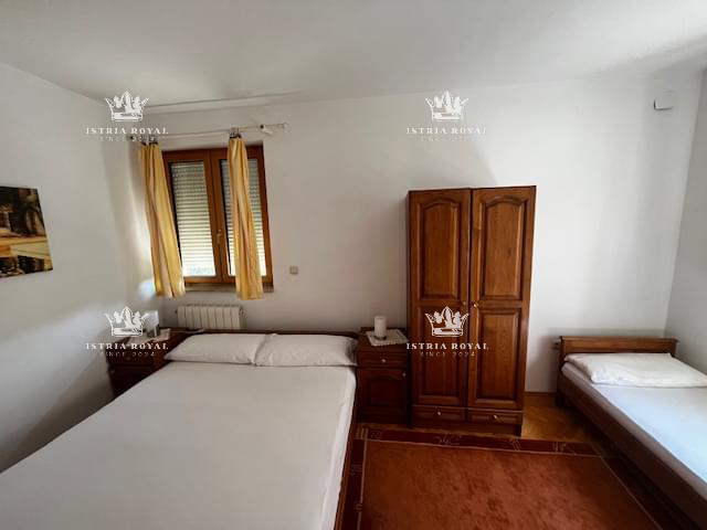 Istra, Medulin, centro, vendita di una casa con quattro appartamenti, investimento turistico, vicinanza al mare.