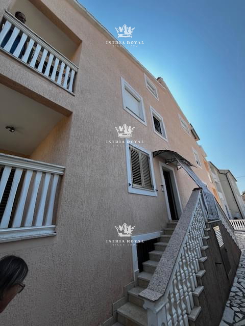 Istra, Medulin, centro, vendita di una casa con quattro appartamenti, investimento turistico, vicinanza al mare.