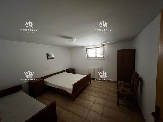 Istra, Medulin, centro, vendita di una casa con quattro appartamenti, investimento turistico, vicinanza al mare.