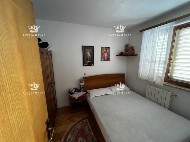 Istra, Medulin, centro, vendita di una casa con quattro appartamenti, investimento turistico, vicinanza al mare.