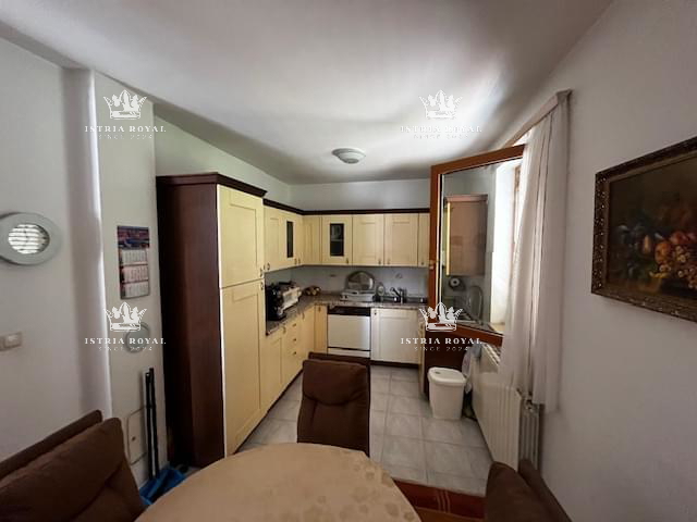 Istra, Medulin, centro, vendita di una casa con quattro appartamenti, investimento turistico, vicinanza al mare.