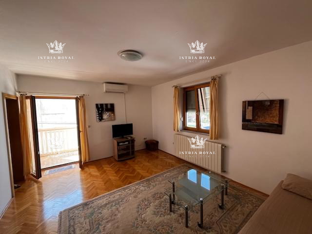 Istra, Medulin, centro, vendita di una casa con quattro appartamenti, investimento turistico, vicinanza al mare.