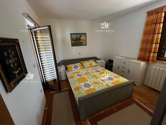 Istra, Medulin, centro, vendita di una casa con quattro appartamenti, investimento turistico, vicinanza al mare.