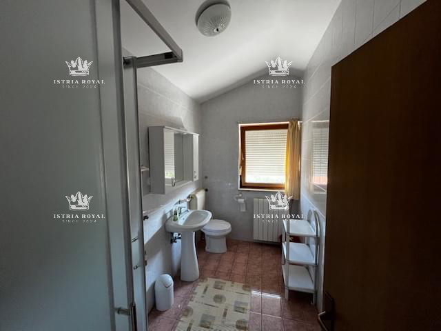 Istra, Medulin, centro, vendita di una casa con quattro appartamenti, investimento turistico, vicinanza al mare.