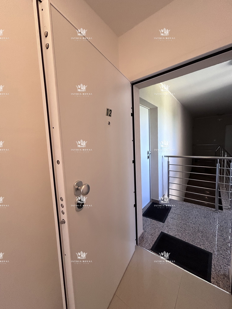 Istria, Peroj, vendita di un appartamento su due piani, 3 camere + soggiorno, terrazza, parcheggio, arredato, vicinanza al mare.