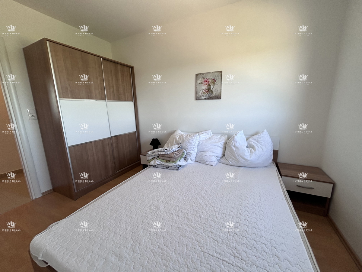 Istria, Peroj, vendita di un appartamento su due piani, 3 camere + soggiorno, terrazza, parcheggio, arredato, vicinanza al mare.