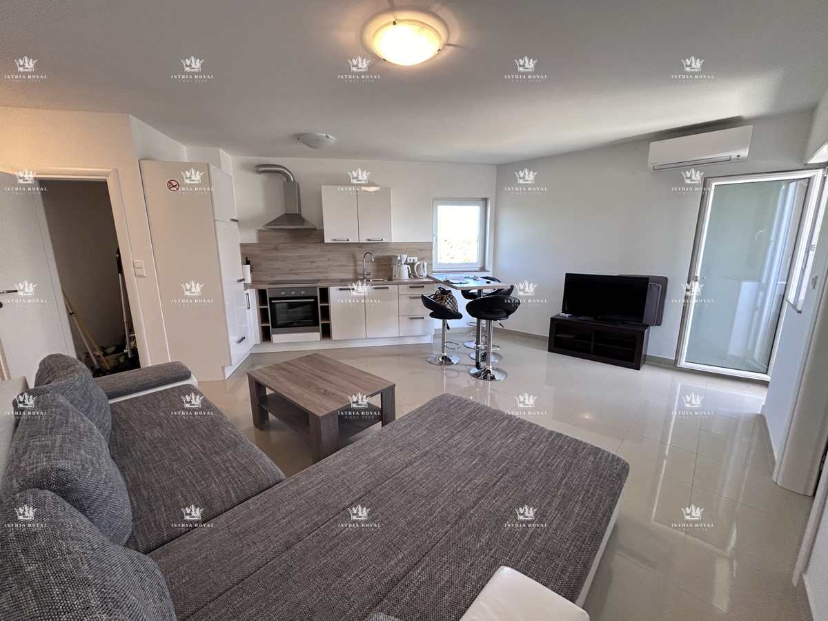 Istria, Peroj, vendita di un appartamento su due piani, 3 camere + soggiorno, terrazza, parcheggio, arredato, vicinanza al mare.