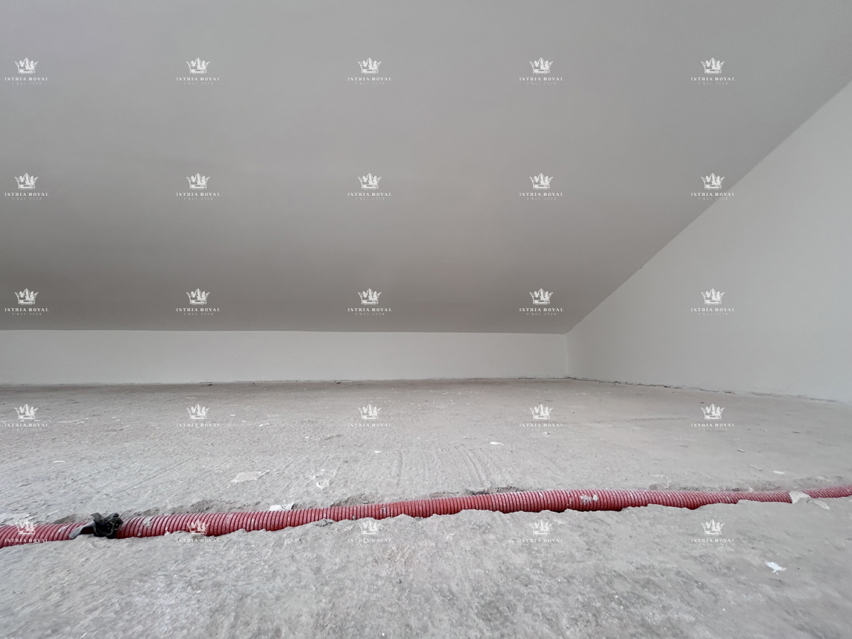 Istria, Peroj, vendita di un appartamento su due piani, 3 camere + soggiorno, terrazza, parcheggio, arredato, vicinanza al mare.