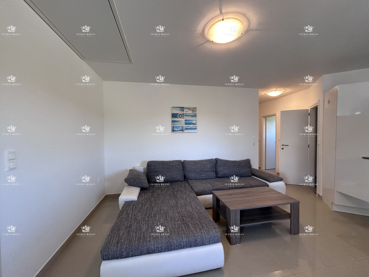 Istria, Peroj, vendita di un appartamento su due piani, 3 camere + soggiorno, terrazza, parcheggio, arredato, vicinanza al mare.