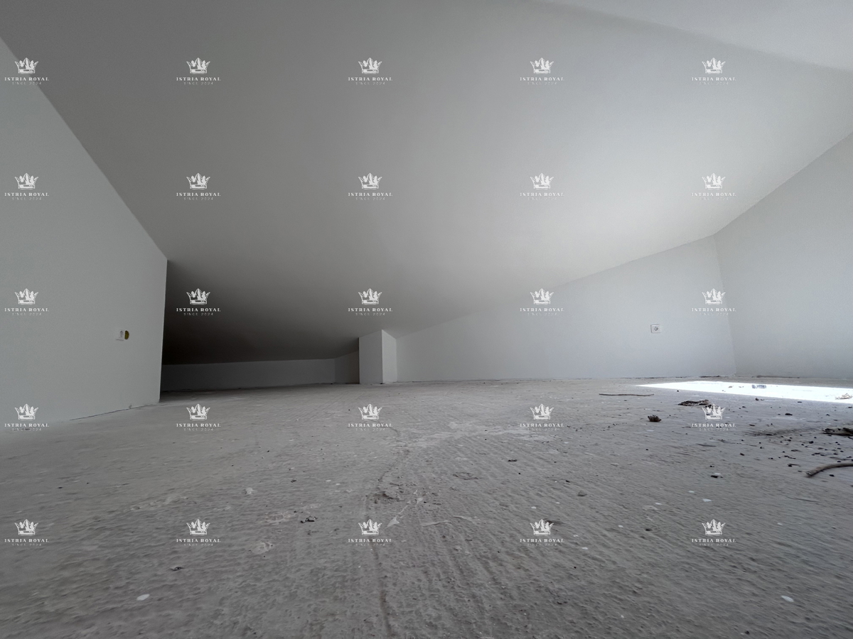 Istria, Peroj, vendita di un appartamento su due piani, 3 camere + soggiorno, terrazza, parcheggio, arredato, vicinanza al mare.