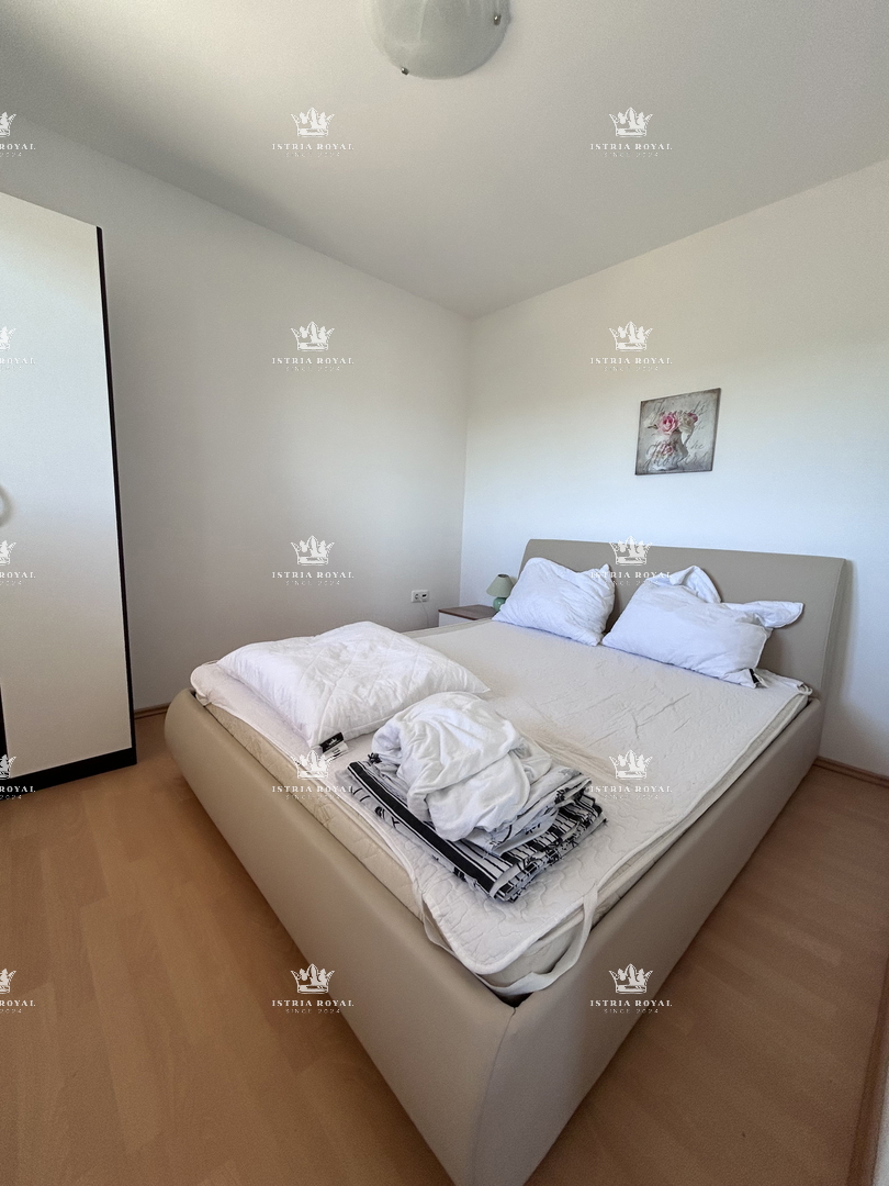 Istria, Peroj, vendita di un appartamento su due piani, 3 camere + soggiorno, terrazza, parcheggio, arredato, vicinanza al mare.