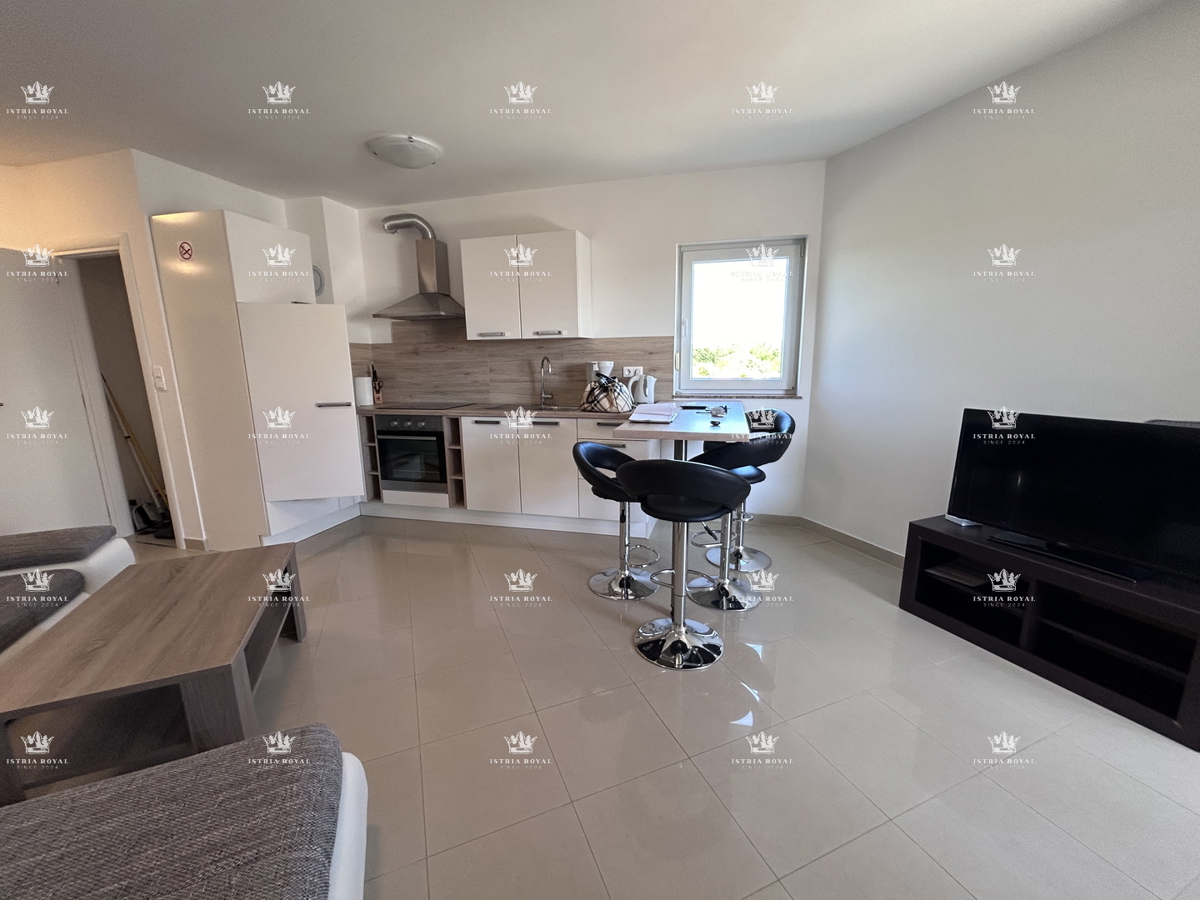 Istria, Peroj, vendita di un appartamento su due piani, 3 camere + soggiorno, terrazza, parcheggio, arredato, vicinanza al mare.