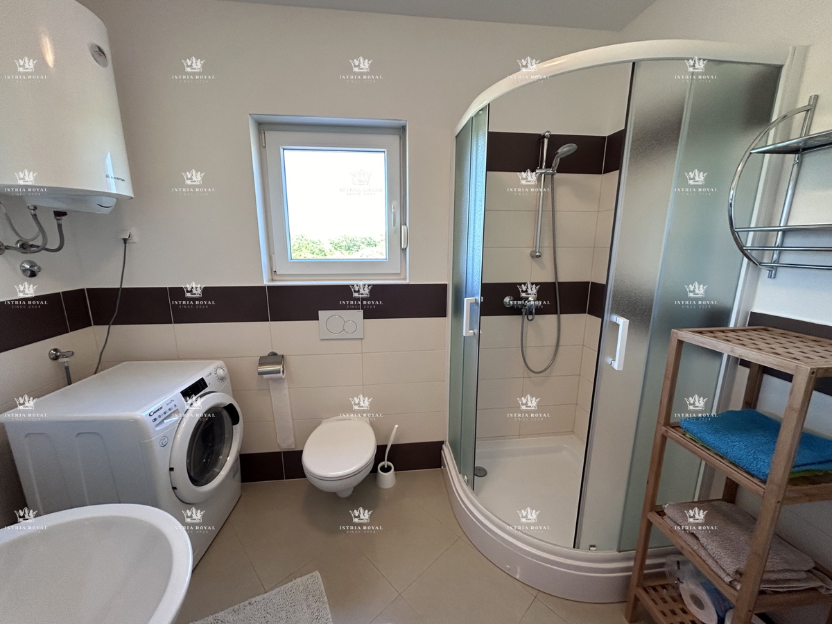 Istria, Peroj, vendita di un appartamento su due piani, 3 camere + soggiorno, terrazza, parcheggio, arredato, vicinanza al mare.