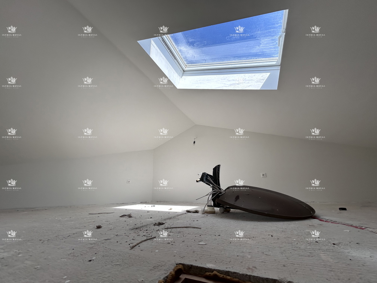 Istria, Peroj, vendita di un appartamento su due piani, 3 camere + soggiorno, terrazza, parcheggio, arredato, vicinanza al mare.