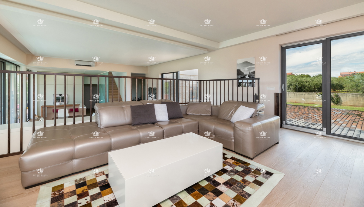 ISTRIA – ZAMBRATIJA – Lussuosa villa di 450 m² con piscina, vista mare e oliveti, smart home.