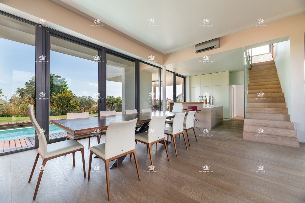 ISTRIA – ZAMBRATIJA – Lussuosa villa di 450 m² con piscina, vista mare e oliveti, smart home.