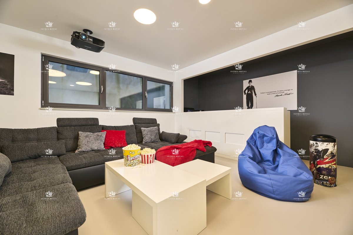 ISTRIA – ZAMBRATIJA – Lussuosa villa di 450 m² con piscina, vista mare e oliveti, smart home.