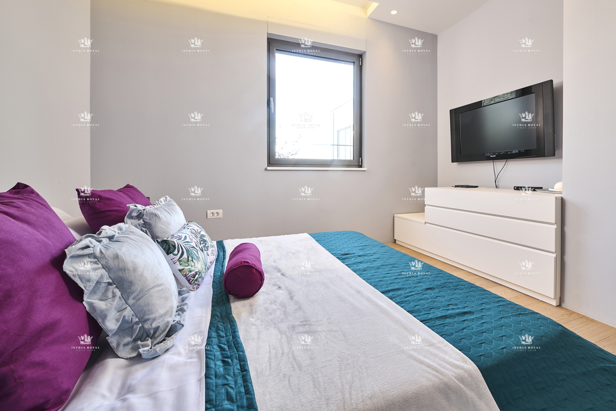 ISTRIA – ZAMBRATIJA – Lussuosa villa di 450 m² con piscina, vista mare e oliveti, smart home.