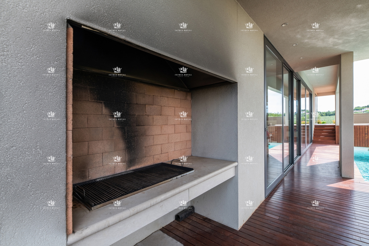 ISTRIA – ZAMBRATIJA – Lussuosa villa di 450 m² con piscina, vista mare e oliveti, smart home.