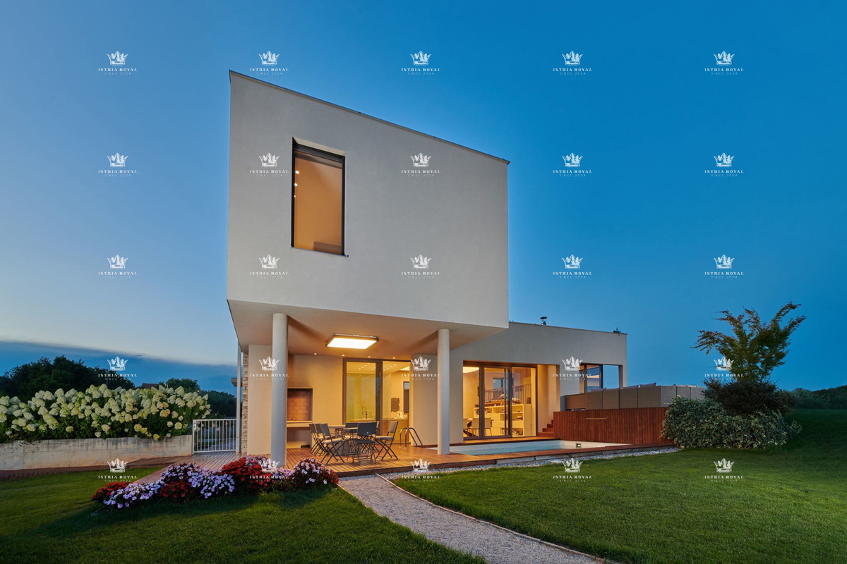 ISTRIA – ZAMBRATIJA – Lussuosa villa di 450 m² con piscina, vista mare e oliveti, smart home.