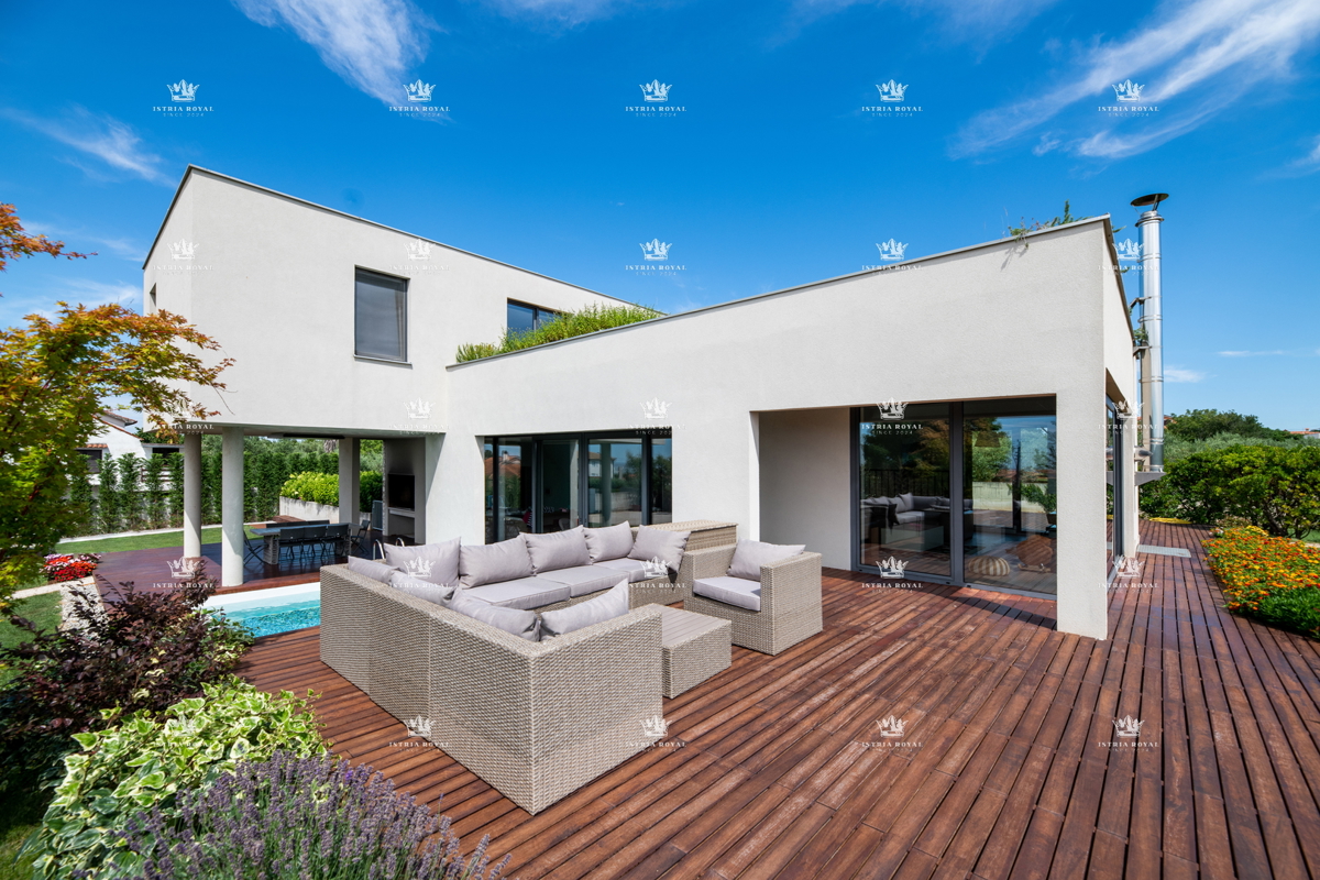 ISTRIA – ZAMBRATIJA – Lussuosa villa di 450 m² con piscina, vista mare e oliveti, smart home.