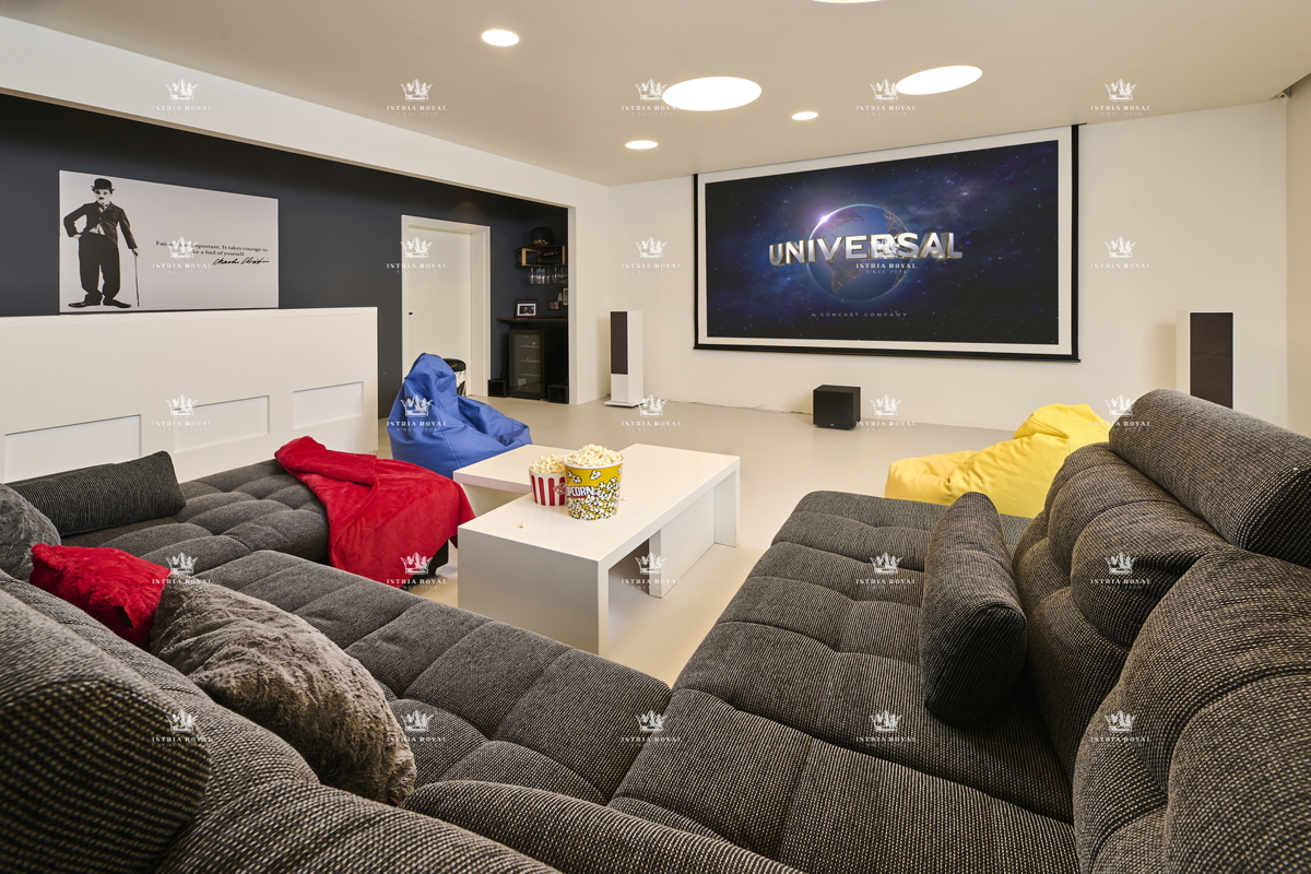 ISTRIA – ZAMBRATIJA – Lussuosa villa di 450 m² con piscina, vista mare e oliveti, smart home.