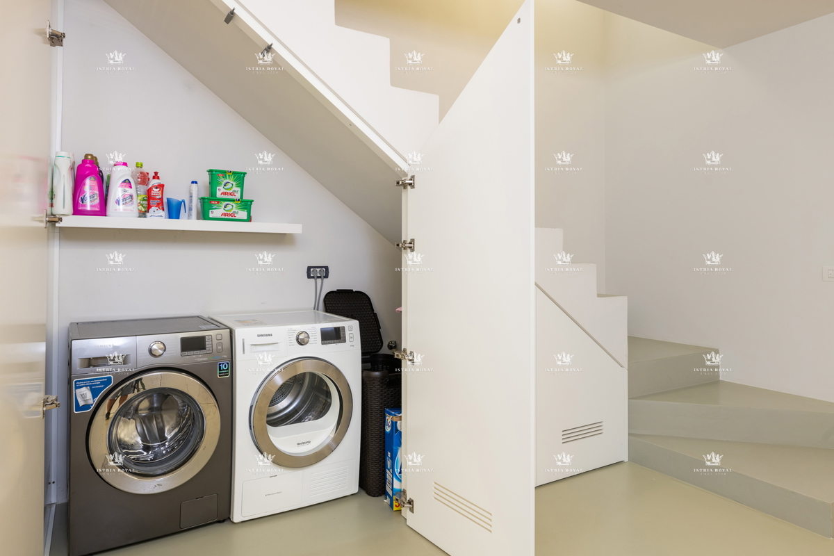 ISTRIA – ZAMBRATIJA – Lussuosa villa di 450 m² con piscina, vista mare e oliveti, smart home.