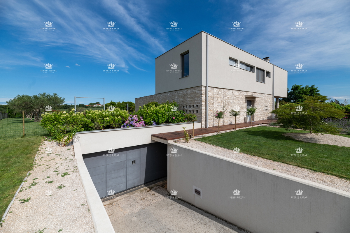 ISTRIA – ZAMBRATIJA – Lussuosa villa di 450 m² con piscina, vista mare e oliveti, smart home.