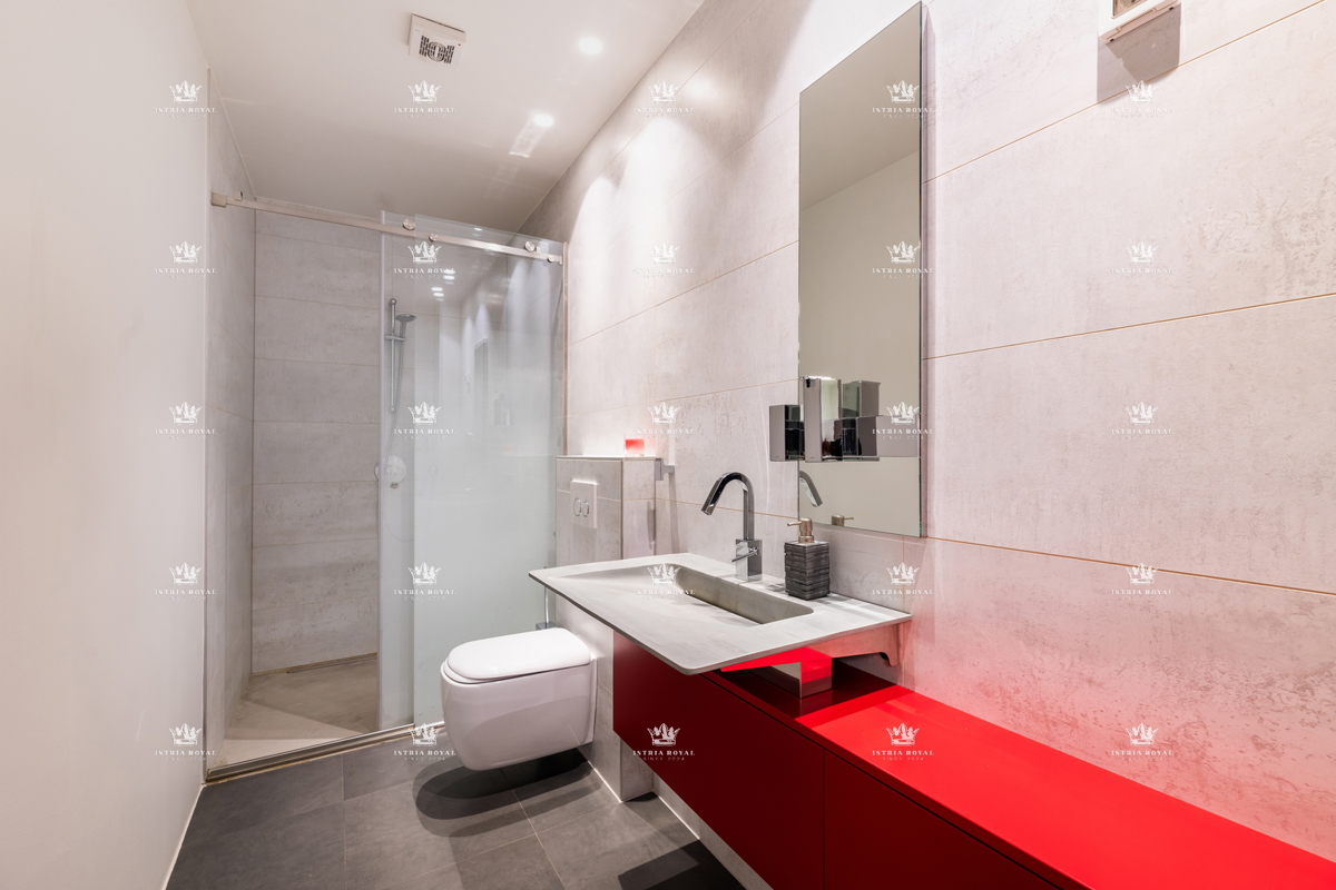 ISTRIA – ZAMBRATIJA – Lussuosa villa di 450 m² con piscina, vista mare e oliveti, smart home.