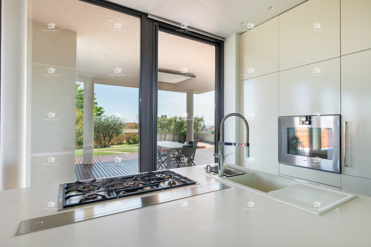 ISTRIA – ZAMBRATIJA – Lussuosa villa di 450 m² con piscina, vista mare e oliveti, smart home.