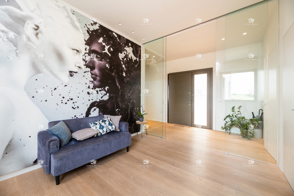 ISTRIA – ZAMBRATIJA – Lussuosa villa di 450 m² con piscina, vista mare e oliveti, smart home.