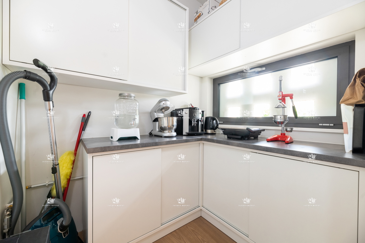 ISTRIA – ZAMBRATIJA – Lussuosa villa di 450 m² con piscina, vista mare e oliveti, smart home.