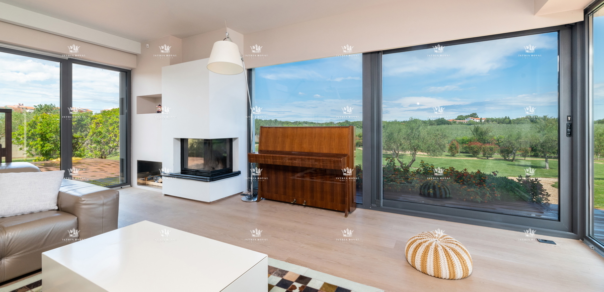 ISTRIA – ZAMBRATIJA – Lussuosa villa di 450 m² con piscina, vista mare e oliveti, smart home.