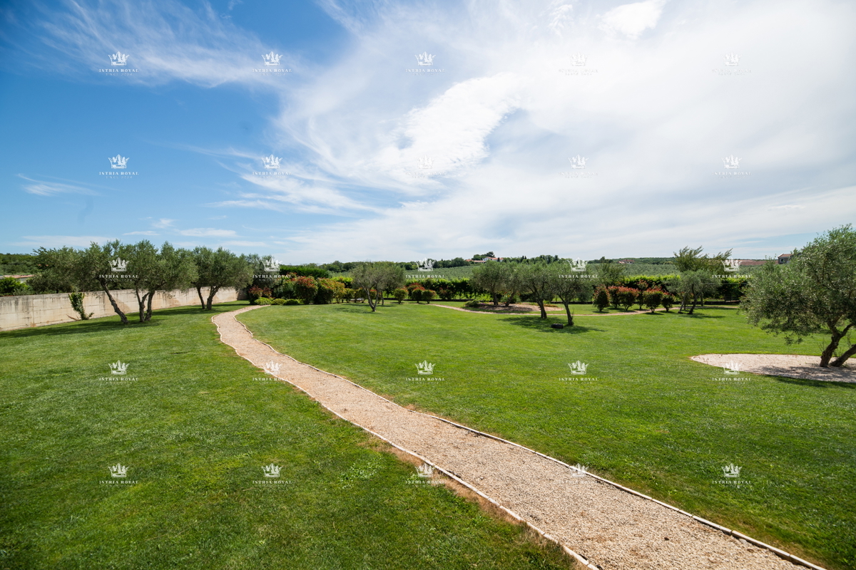 ISTRIA – ZAMBRATIJA – Lussuosa villa di 450 m² con piscina, vista mare e oliveti, smart home.