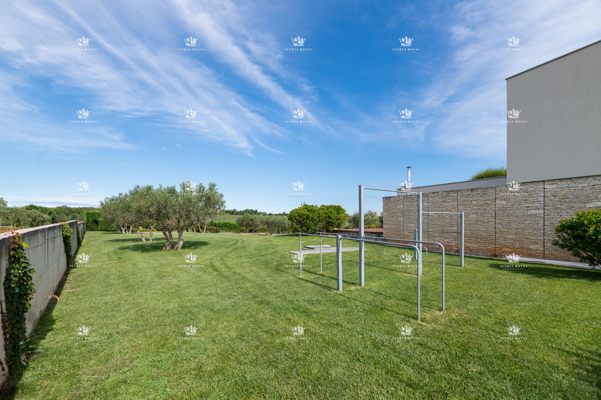 ISTRIA – ZAMBRATIJA – Lussuosa villa di 450 m² con piscina, vista mare e oliveti, smart home.