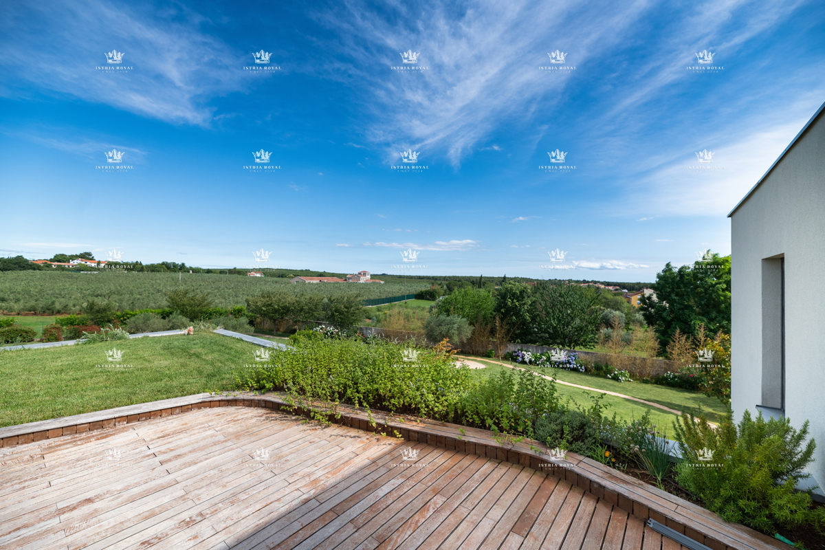 ISTRIA – ZAMBRATIJA – Lussuosa villa di 450 m² con piscina, vista mare e oliveti, smart home.