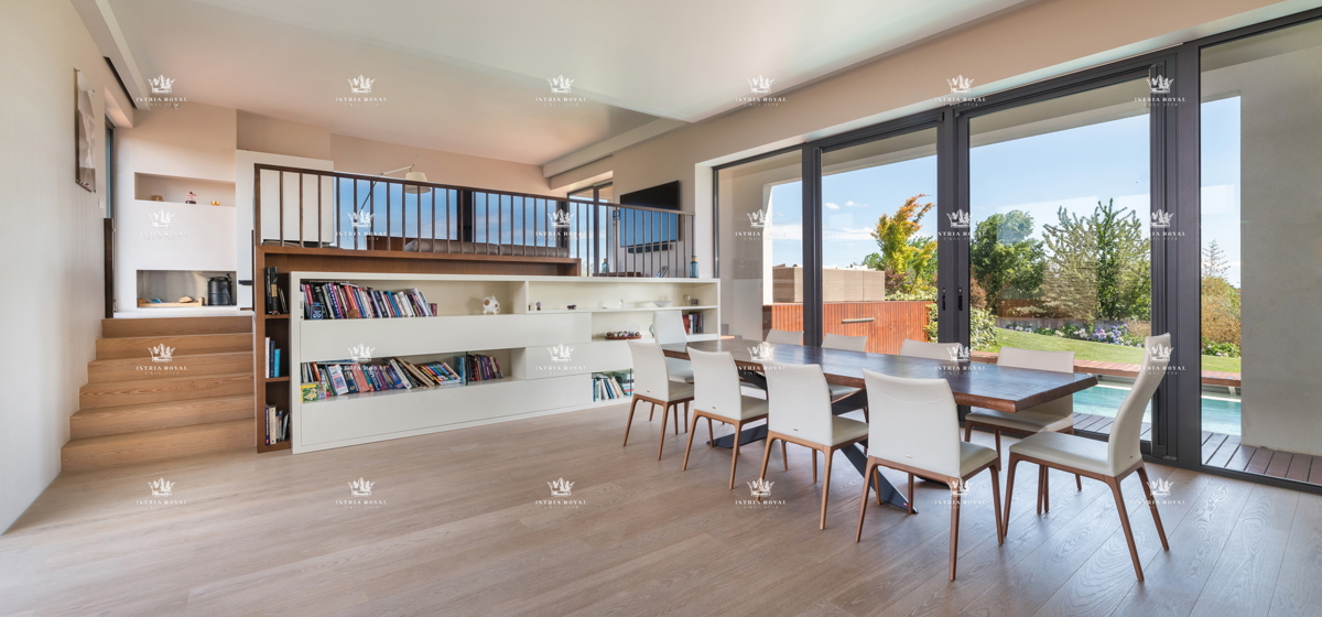 ISTRIA – ZAMBRATIJA – Lussuosa villa di 450 m² con piscina, vista mare e oliveti, smart home.