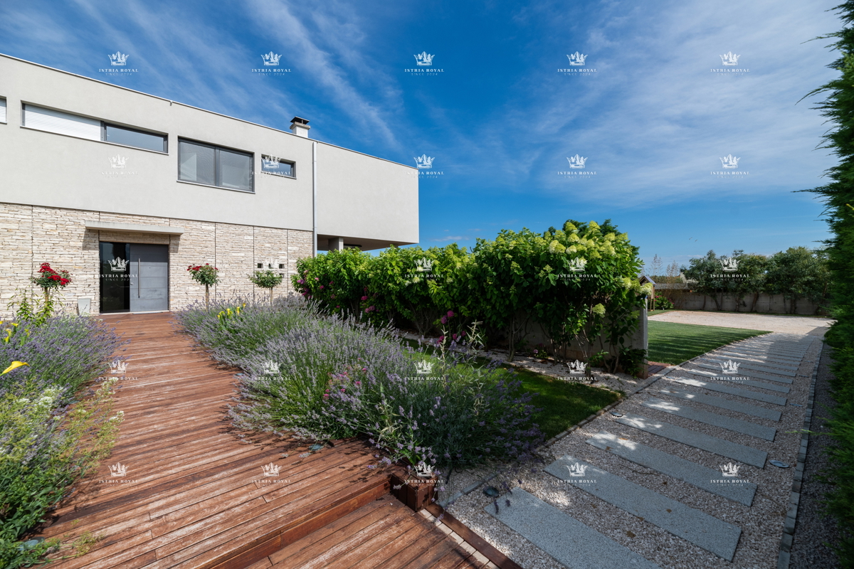 ISTRIA – ZAMBRATIJA – Lussuosa villa di 450 m² con piscina, vista mare e oliveti, smart home.