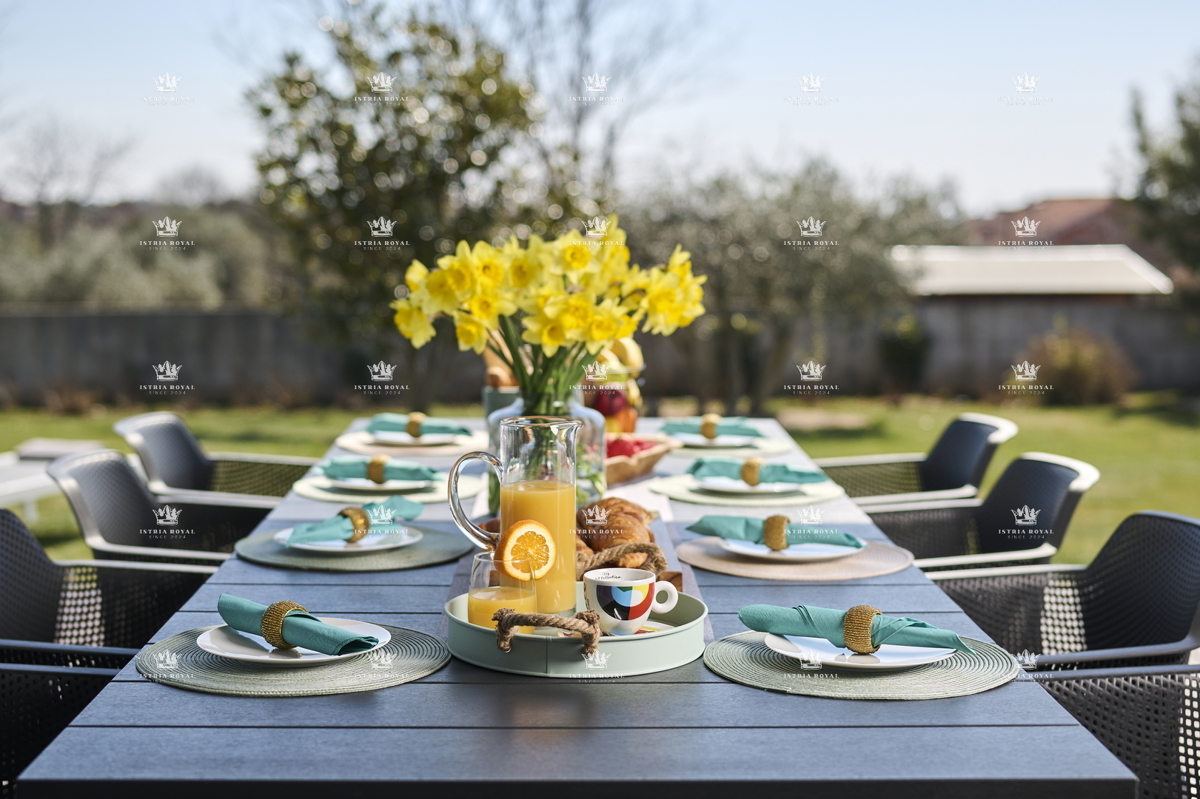 ISTRIA – ZAMBRATIJA – Lussuosa villa di 450 m² con piscina, vista mare e oliveti, smart home.