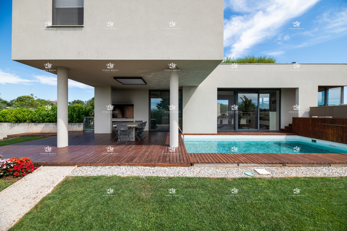 ISTRIA – ZAMBRATIJA – Lussuosa villa di 450 m² con piscina, vista mare e oliveti, smart home.