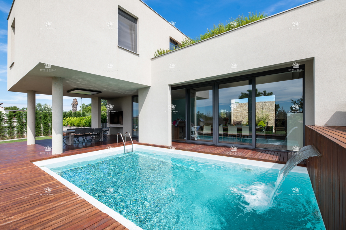 ISTRIA – ZAMBRATIJA – Lussuosa villa di 450 m² con piscina, vista mare e oliveti, smart home.