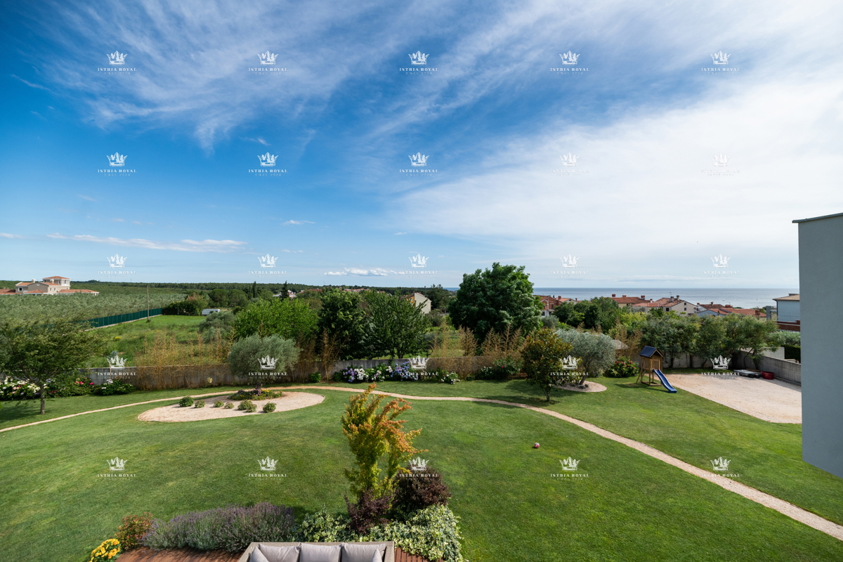 ISTRIA – ZAMBRATIJA – Lussuosa villa di 450 m² con piscina, vista mare e oliveti, smart home.