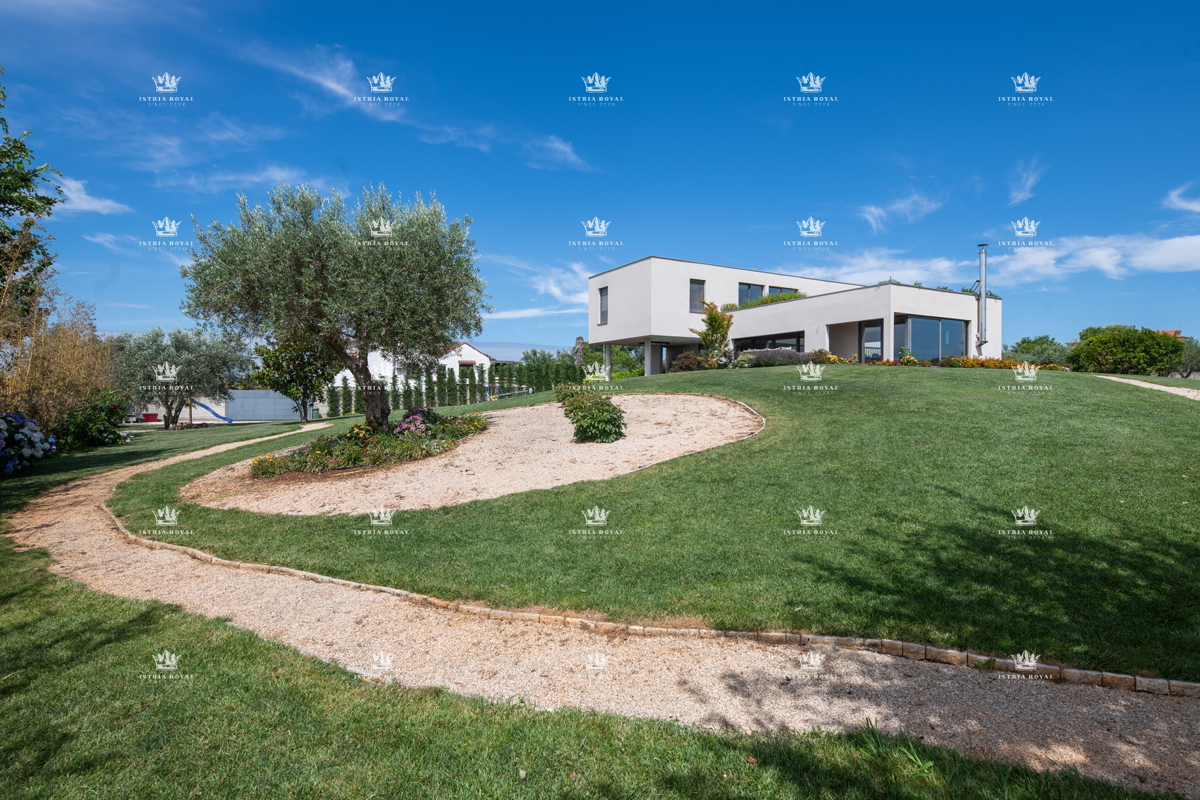 ISTRIA – ZAMBRATIJA – Lussuosa villa di 450 m² con piscina, vista mare e oliveti, smart home.