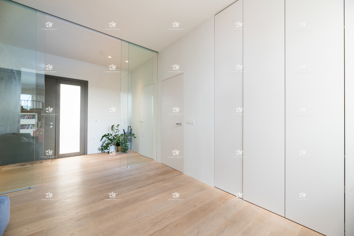 ISTRIA – ZAMBRATIJA – Lussuosa villa di 450 m² con piscina, vista mare e oliveti, smart home.