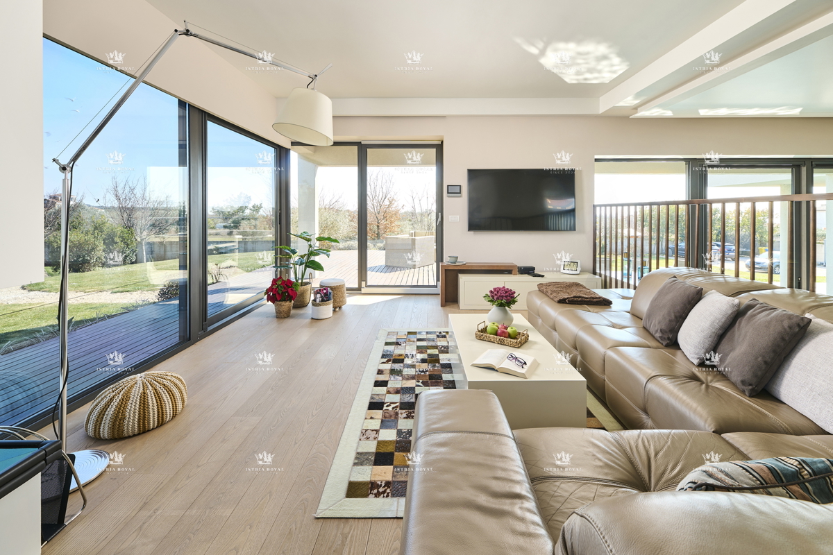 ISTRIA – ZAMBRATIJA – Lussuosa villa di 450 m² con piscina, vista mare e oliveti, smart home.