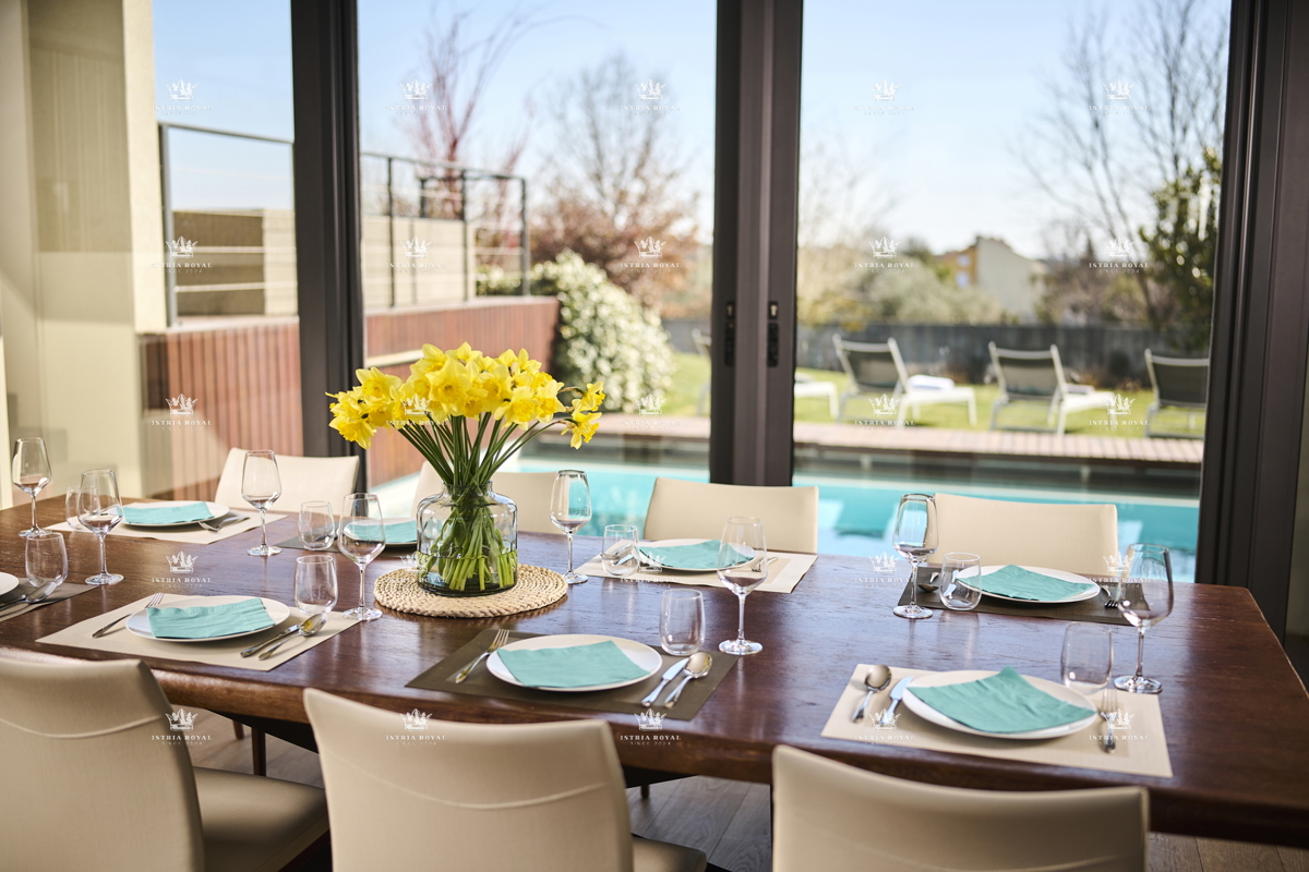 ISTRIA – ZAMBRATIJA – Lussuosa villa di 450 m² con piscina, vista mare e oliveti, smart home.