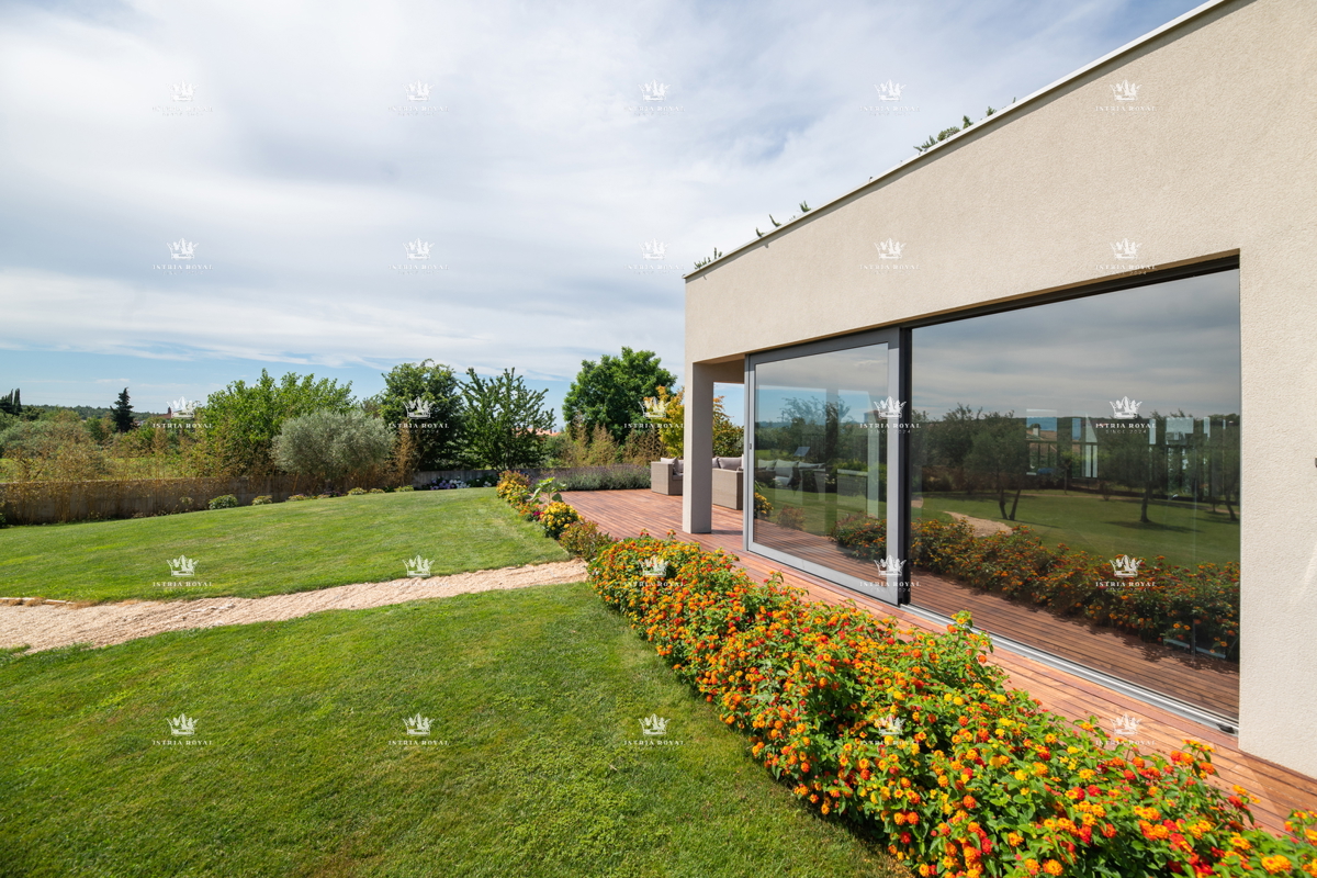 ISTRIA – ZAMBRATIJA – Lussuosa villa di 450 m² con piscina, vista mare e oliveti, smart home.