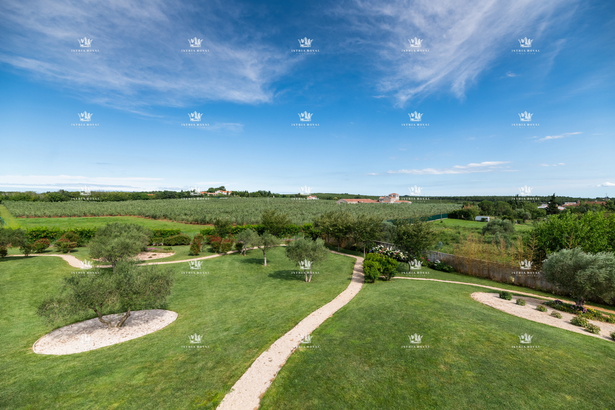 ISTRIA – ZAMBRATIJA – Lussuosa villa di 450 m² con piscina, vista mare e oliveti, smart home.