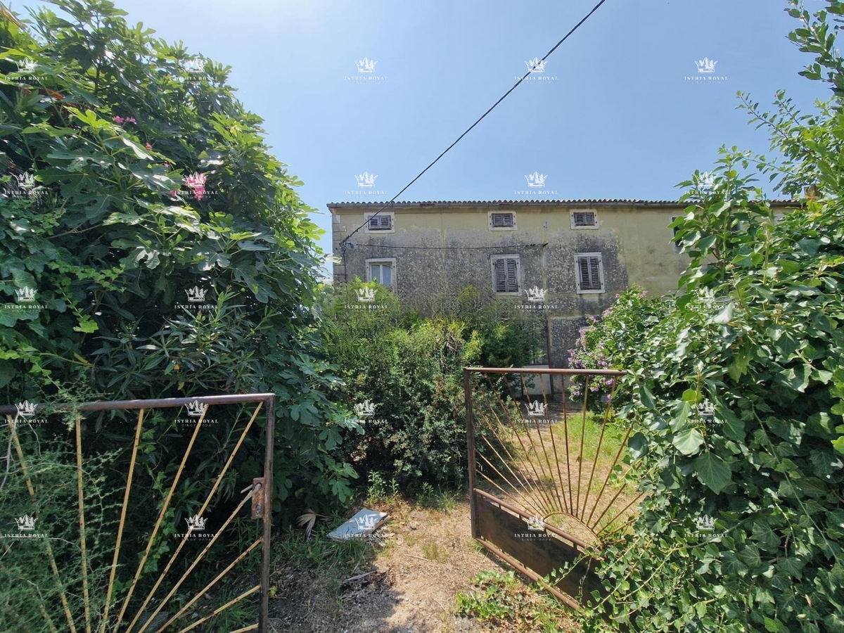 ISTRIA, VENDITA DI UNA DOPPIA CASA IN PIETRA AL PRIMO RIFLESSO DEL MARE – DINTORNI DI NOVIGRAD.